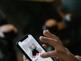 Aplicativos de namoro como Tinder e Bumble estão explorando recursos extras para atrair mais mulheres da geração Z. (Foto: Pexels)