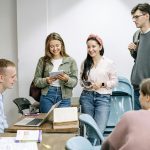 A diferença de expectativa de vida entre mulheres e homens no Brasil – que já foi de 7,8 anos em 2000 – deve cair para 4,4 anos em 2070. (Foto: Pexels)