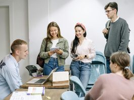 A diferença de expectativa de vida entre mulheres e homens no Brasil – que já foi de 7,8 anos em 2000 – deve cair para 4,4 anos em 2070. (Foto: Pexels)