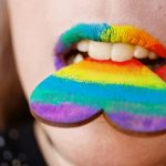 A proposta, com a mudança, é ampliar o acesso aos tratamentos da rede pública para pessoas transexuais. (Foto: Pexels)