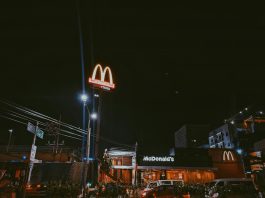 O McDonald 's suspendeu a venda do hambúrguer Quarter Pounder (semelhante ao "Quarteirão", no Brasil) em 10 estados dos Estados Unidos. (Foto: Pexels)