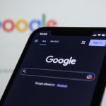 O Departamento de Justiça dos EUA disse nesta terça-feira (9) que pode pedir a um juiz que obrigue o Google a se desfazer de partes de seus negócios, como o navegador Chrome e o sistema operacional Android. (Foto: Pexels)