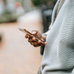 O Tinder, aplicativo de namoro dominante no mundo e fundado em 2012, popularizou a função que permite aos usuários aceitar ou rejeitar potenciais parceiros com o toque da tela de um smartphone. (Foto: Pexels)