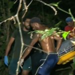 O motorista perdeu o controle da direção, e o veículo capotou em uma ribanceira, parando apenas em uma área de mata de difícil acesso. (Foto: TV Globo)