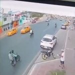 No entanto, um motociclista que seguia no sentido contrário foi atingido por parte de uma das asas e precisou ser hospitalizado, informou a imprensa local. (Foto:TikTok)