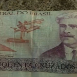 As notas e moedas estavam guardadas em condições que chamavam a atenção por suas marcas e dobras. (Foto: Reprodução)