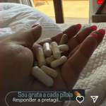 “Sou grata a cada pílula”, escreveu a cantora nos stories de seu Instagram. (Foto: Instagram)