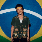 O cantor Bruno Mars, encerrou a sua temporada de shows no Brasil nesta terça-feira (5) e após ficar mais de um mês no país, o artista cresceu 243% em reproduções na plataforma da Deezer. (Foto: Instagram)