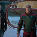 Depois do Papai Noel ser raptado, o Chefe de Segurança do Polo Norte (Dwayne Johnson) se une ao caçador de recompensas mais infame do mundo (Chris Evans) numa missão repleta de ação e viagens pelo mundo para salvar o Natal. (Foto: Divulgação)