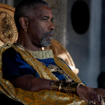 Nas telonas, “Gladiador “ganha uma sequência depois de duas décadas, com elenco recheado de astros —Denzel Washington, Paul Mescal e Pedro Pascal lideram um verdadeiro batalhão de romanos se matando na arena do Coliseu. (Foto: Paramount)