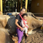 Hoje, Elza Mary tem um ano e dois meses e está oficialmente adotada. A família vive em uma propriedade rural, onde a menina tem contato com a natureza e muitos animais. (Foto: Divulgação)