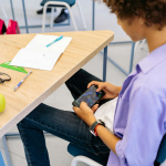 De acordo com dados divulgados pela Organização das Nações Unidas para a Educação, a Ciência e a Cultura (Unesco), quase 25% dos países proibiram o uso de celulares nas escolas. (Foto: Pexels)