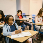 Existe uma grande discussão acerca da utilização de celulares nas escolas, principalmente no Brasil. (Foto: Pexels)