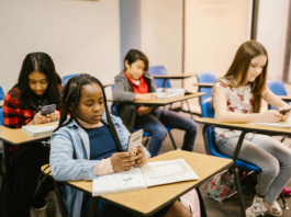 Existe uma grande discussão acerca da utilização de celulares nas escolas, principalmente no Brasil. (Foto: Pexels)