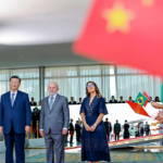 Durante a visita oficial do presidente chinês Xi Jinping a Brasília, ele e Luiz Inácio Lula da Silva (PT) trocaram presentes emblemáticos. (Foto: reprodução instagram/ @Ricardostuckert)