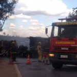 A batida foi frontal e de grande intensidade, levando um dos veículos a pegar fogo no momento do impacto. Não houve sobreviventes. (Foto: Reprodução)