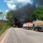 Com isso, a colisão, envolvendo um carro e uma carreta, ocorreu na última quarta-feira (20) e deixou todos os ocupantes do carro carbonizados. (Foto: Reprodução)