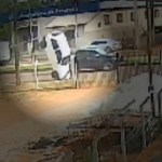 Uma trabalhadora levou um susto ao ver que seu carro, que estava estacionado, ficou todo danificado após capotar “sozinho” em uma via pública de Laranjeiras do Sul, na região central do Paraná. (Foto: Reprodução)