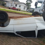 Depois, a suspeita deles é que o fio tenha se enroscado na traseira do carro e, com o caminhão em movimento, o veículo foi puxado, causando o capotamento. (Foto: Reprodução)