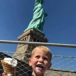 Ele plantou palmeiras nas florestas tropicais de Bornéu, ajudou a construir uma escola na Tanzânia e tomou chocolate quente em frente à Torre Eiffel de Paris. (Foto: Reprodução)