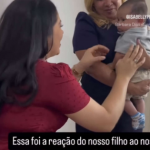 A saber, apesar da conexão instantânea, o processo legal atrasou a ida de João Miguel para casa. Atualmente, ele já está com a família e tem 1 ano e 3 meses, vivendo com os pais e uma irmã. (Foto: Reprodução)