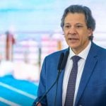 A pedido do presidente Luiz Inácio Lula da Silva, Haddad cancelou uma viagem programada à Europa. Segundo a pasta, o ministro permanecerá em Brasília, "dedicado a temas domésticos". Ele confirmou que a decisão de adiar a viagem foi tomada em função do anúncio iminente do pacote. (Foto: Agência Brasil)