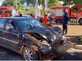 O homem colidiu com cinco veículos estacionados antes de ser encontrado em parada cardíaca pelos Bombeiros. (Foto: CBMDF)