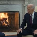 “Bem-vindo. Bem-vindo de volta”, declarou Biden ao cumprimentar Trump. Em resposta, Trump reconheceu os desafios da política, agradecendo pela recepção e concordando com a importância de uma transição “tão suave quanto possível.” A reunião prosseguiu a portas fechadas, sem perguntas da imprensa.(Foto: Facebook)