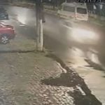 O vídeo mostra o veículo passando em alta velocidade pela via. (Foto: TV Record)