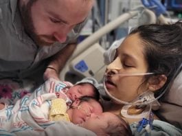 Residente de Tomball, no Texas, Marisa sofreu uma parada cardíaca durante uma cesariana em 21 de agosto, e não tem nenhuma lembrança do nascimento das filhas. (Foto: Marisa Christie)