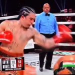 Ao tentar aplicar um uppercut de esquerda, errou o golpe e acertou o próprio rosto. "Whindersson Nunes inventou o gol contra no boxe", brincou um perfil na rede social X. (Foto: X)