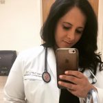 Conforme relato da médica Hala Sabry no Facebook, do grupo Physician Moms Group, Amanda já estava pronta para o nascimento de sua bebê quando foi informada pelos enfermeiros de que Leah Halliday Johnson, outra paciente prestes a entrar em trabalho de parto, precisava de cuidados urgentes, pois seu obstetra ainda não havia chegado ao hospital. (Foto: Facebook)