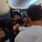 Alguns passageiros se levantaram e foram até a parte traseira da aeronave. Antônio, então, chegou ao local e pediu que os homens se sentassem. (Foto: Cristiano Carvalho)