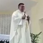 No vídeo, Padre Antônio tenta anunciar os prêmios, mas não contém o riso ao citar um item curioso: "dez corridas de mototáxi". (Foto: Instagram)