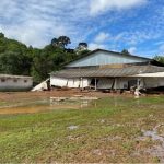 De acordo com o governo do estado, cerca de 60 pessoas, entre bombeiros militares de União da Vitória e funcionários da prefeitura, estão empenhadas nas buscas nos rios Torino e Jangada. (Foto: Governo do Paraná)