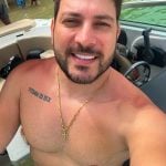 O ex-BBB ainda destacou que agora se sente confortável em tirar a camisa em locais públicos e não tem mais vergonha de mostrar seu peitoral (Foto: Instagram)