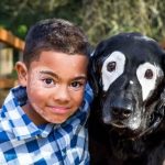 Há dois anos, Carter notou manchas brancas aparecendo em seu rosto, sinais do vitiligo — uma condição que afeta a pigmentação da pele. (Foto: Instagram)