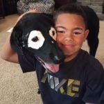 Em suas pesquisas, encontrou Rowdy, um labrador também com vitiligo, famoso por ajudar crianças que enfrentam a mesma condição. (Foto: Instagram)