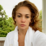 Jennifer Lopez também faz parte do grupo de famosos que estão sempre muito sérios, de cara fechada. (Foto: Instagram)