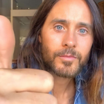 O cantor e ator Jared Leto foi criado pela mãe. Constance Leto foi mãe adolescente e precisou abandonar a escola para trabalhar e cuidar dos filhos. (Foto: X)