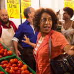 Não Vamos Pagar Nada: Antônia, indignada com o aumento dos preços no único mercado do bairro, faz um escândalo e acaba causando confusão ao saquear o local e se recusar a pagar. Agora, ela precisa de muito jogo de cintura para justificar suas atitudes ao marido. (Foto: Divulgação)