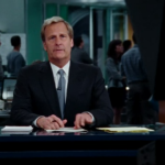 The Newsroom: Uns dos âncoras mais respeitados do telejornalismo nos Estados Unidos, Will McAvoy (Jeff Daniels) perde a cabeça ao ouvir uma pergunta idiota em um debate universitário. Ele acaba tirando um período de férias e quando retorna para o programa "News Night" é obrigado pelo homem forte da divisão de jornalismo do canal ACN a aceitar uma nova diretora chefe em seu programa. (Foto: Divulgação)