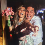 Ela pegou o buquê em outubro de 2015. O casamento com o empresário Alessandro Toniello foi celebrado em novembro de 2016, com quem está até hoje. (Foto: Reprodução)