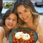 As duas têm o olhar e o sorriso muito parecidos. (Foto: Instagram)