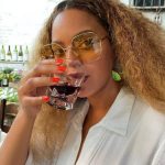 Ao todo, o nome de Beyoncé aparece 20 vezes no exemplar! (Foto: Instagram)