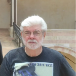 A condição de George Lucas foi descoberta durante seu exame físico militar. Pelo fato de não precisar ir ao Vietnã, ele conseguiu prosseguir sua carreira cinematográfica e estabelecer as bases para o seu sucesso. (Foto: Instagram)