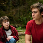 A Morte e Vida de Charlie: Adorado pela mãe e pelo irmãozinho Sam, Charlie St. Cloud é um velejador de sucesso e universitário com um futuro brilhante. Quando Sam morre em um um terrível acidente, os sonhos de Charlie também desaparecem. Porém a ligação entre os dois irmãos é tão forte que eles se encontram todos os dias ao entardecer. (Foto: Divulgação)