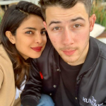 A atriz Priyanka Chopra, de 42 anos, e o cantor Nick Jonas, 10 anos mais novo, se conheceram quando ele enviou um mensagem sedutora por DM em 2016. (Foto: Instagram)