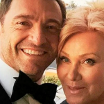 O astro Hugh Jackman conheceu conheceu a, agora ex-esposa, Deborra-Lee Furness, em 1995, no set de Corelli. Quatro meses depois, ele a pediu em casamento. Os dois têm uma diferença de 13 anos de idade. (Foto: Instagram)