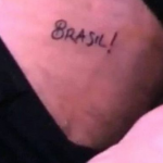 O astro pop britânico tatuou Brasil na parte de cima da coxa em 2014, quando esteve no país pela primeira vez ainda com o grupo One Direction. (Foto: Reprodução/Instagram)